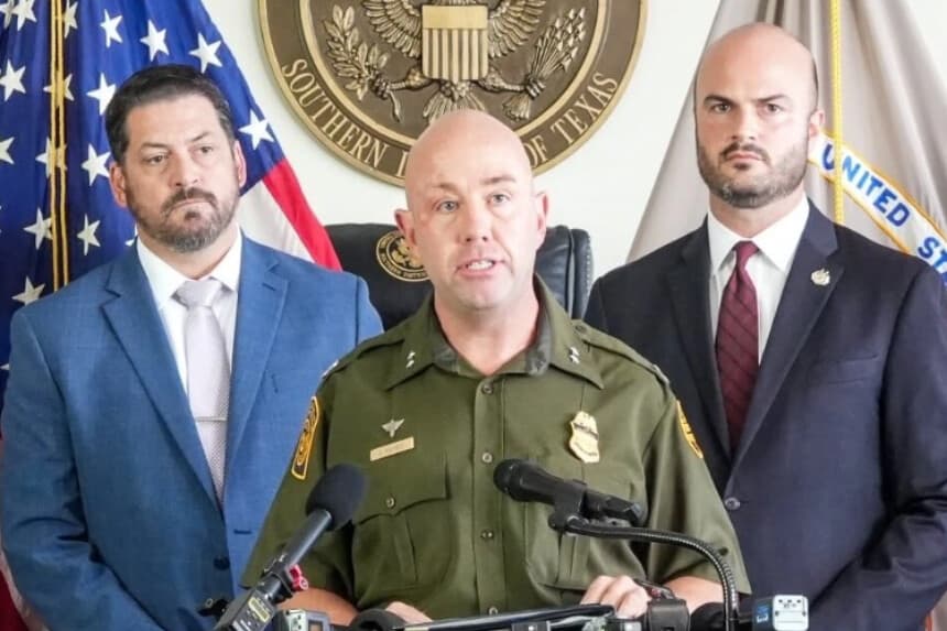 Jared Ashby, jefe de agentes de patrulla de la Sección del Río Grande, anuncia el 16 de septiembre de 2026 dos cargos federales contra Jose Flores-Flores, de 21 años, originario de Tamaulipas, México, por brindar apoyo material al Cártel del Golfo, designado organización terrorista extranjera. (Departamento de Justicia de los EE. UU.).