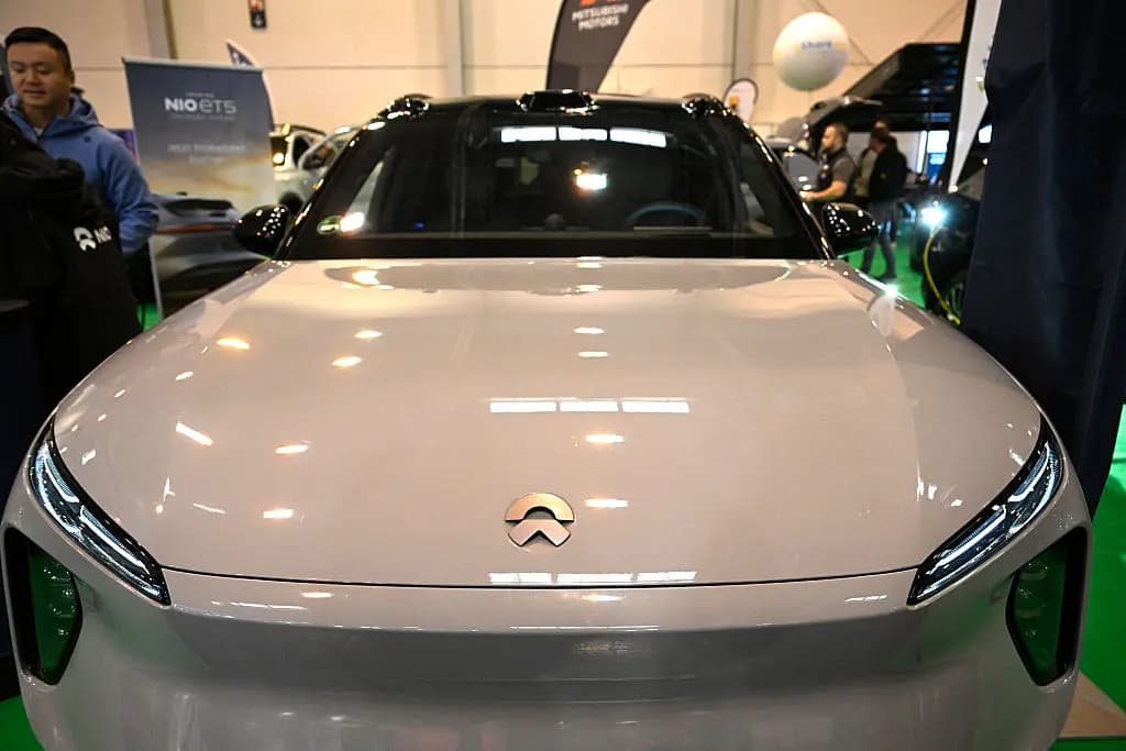 <em>Un automóvil del fabricante chino de vehículos eléctricos Nio se exhibe en el Salón del Automóvil de Essen, en Essen, Alemania, el 3 de diciembre de 2025. (Ina Fassbender/AFP vía Getty Images).</em>