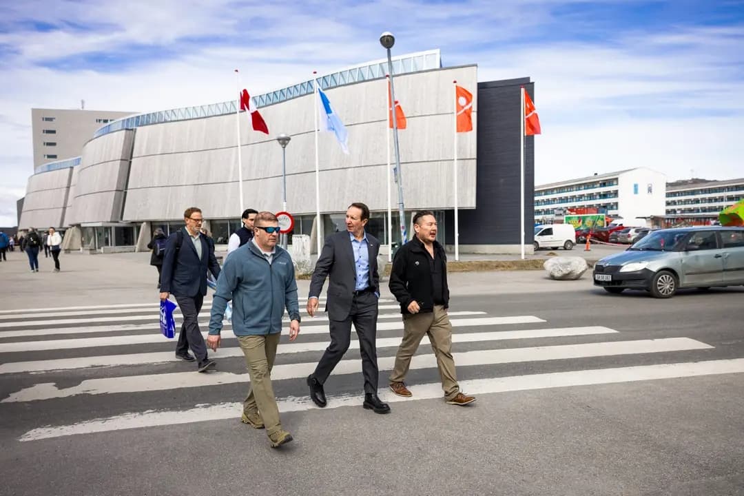 El gobernador de Luisiana, Jeff Landry (C), enviado especial de EE. UU. a Groenlandia, en Nuuk, Groenlandia, el 20 de mayo de 2026. (Christian Klindt Soelbeck/Ritzau Scanpix/AFP vía Getty Images/Dinamarca OUT)