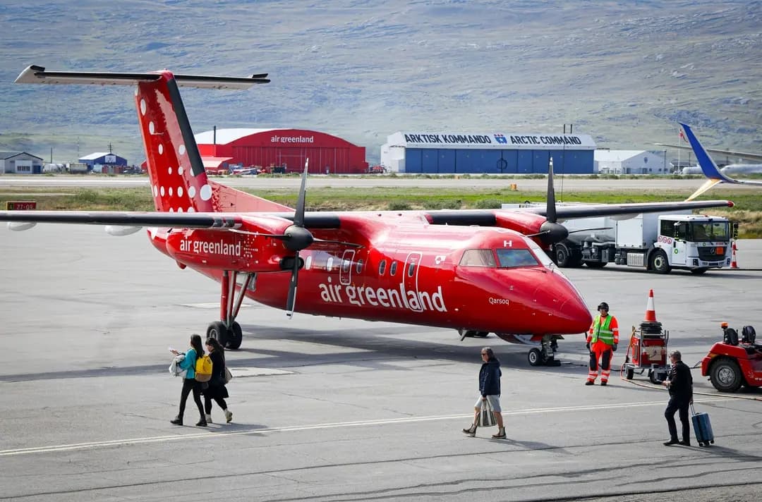 Los viajeros abordan un avión de pasajeros de Air Greenland en Kangerlussuaq, Groenlandia, el 21 de julio de 2026. El gobernador de Luisiana, Jeff Landry, ha destacado las similitudes entre Groenlandia y Luisiana, ya que ambas comunidades son conocidas por sus abundantes recursos pesqueros y naturales, y por sacar lo mejor de situaciones difíciles. (Sean Gallup/Getty Images)