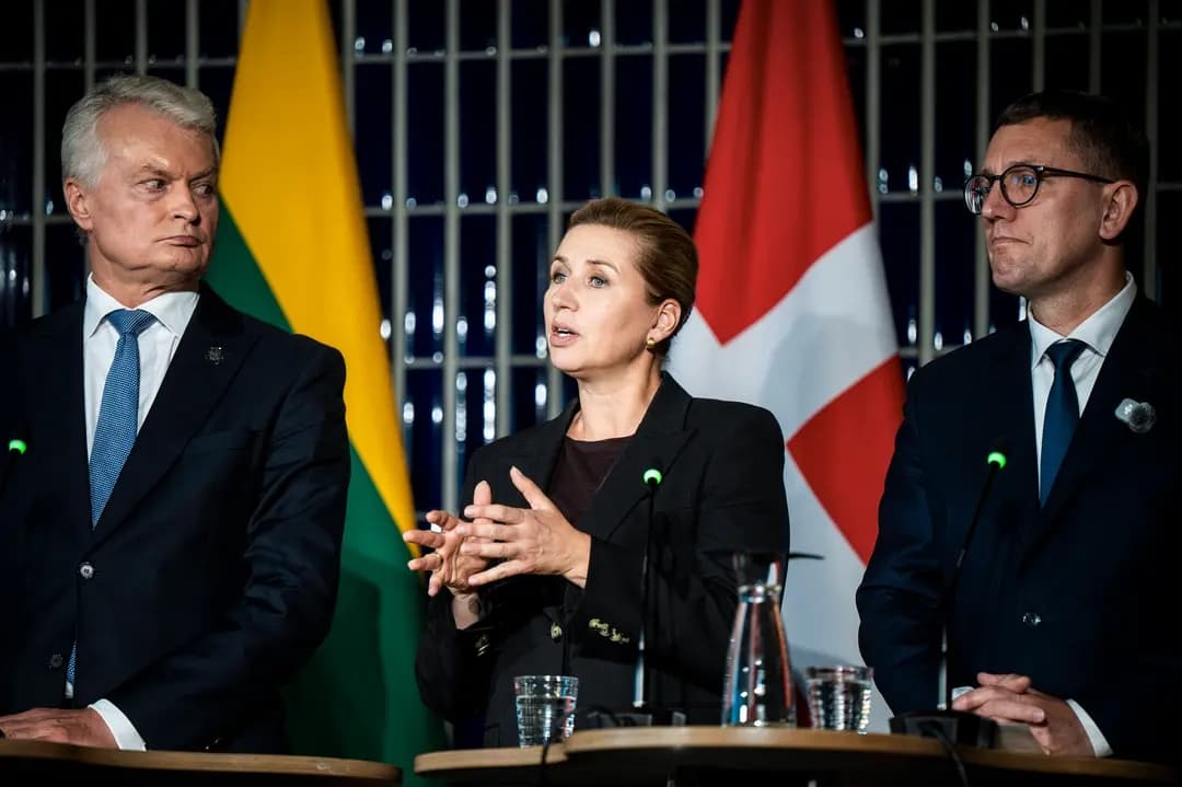 (De izquierda a derecha) El presidente lituano Gitanas Nauseda, la primera ministra danesa Mette Frederiksen y el primer ministro estonio Kristen Michal ofrecen una conferencia de prensa conjunta durante la Cumbre Ártica Europea en Rovaniemi, Finlandia, el 14 de septiembre de 2026. El gobernador de Luisiana, Jeff Landry, ha expresado su apoyo a que Estados Unidos adquiera Groenlandia, un territorio autónomo dentro del Reino de Dinamarca. (Jouni Porsanger/Lehtikuva/AFP vía Getty Images/Finlandia OUT)