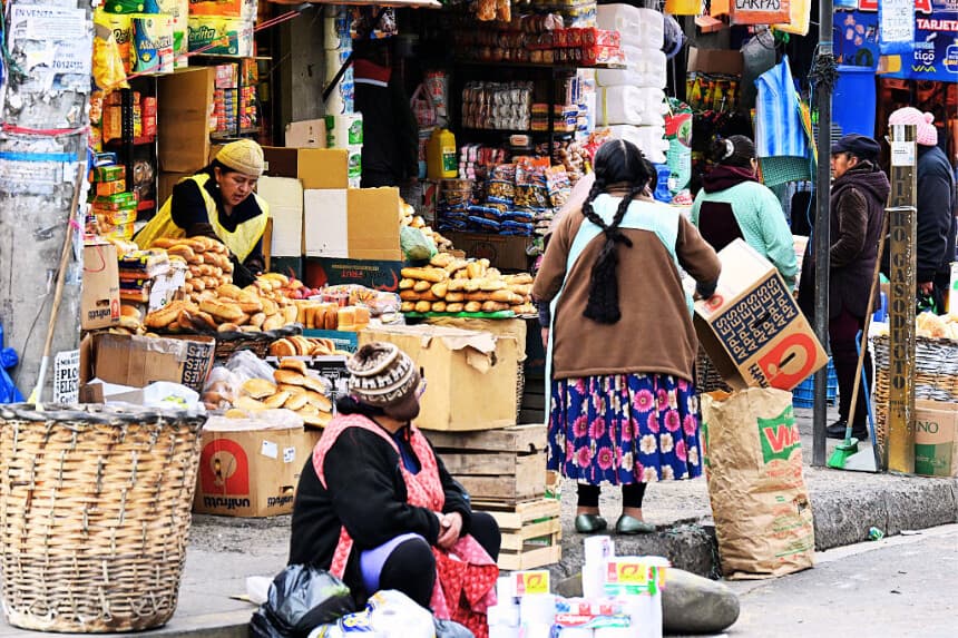 Una mujer vende pan en un mercado de La Paz el 10 de septiembre de 2026. (Aizar RALDES / AFP vía Getty Images)