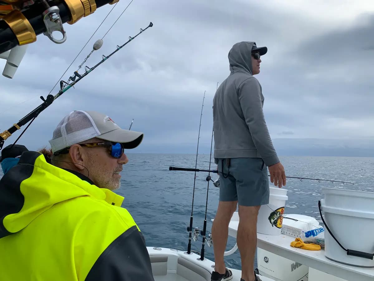 El capitán Nate Weinbaum (derecha) dirige un viaje de pesca en charter frente a Islamorada, Florida, el 30 de diciembre de 2023. (T.J. Muscaro/The Epoch Times)
