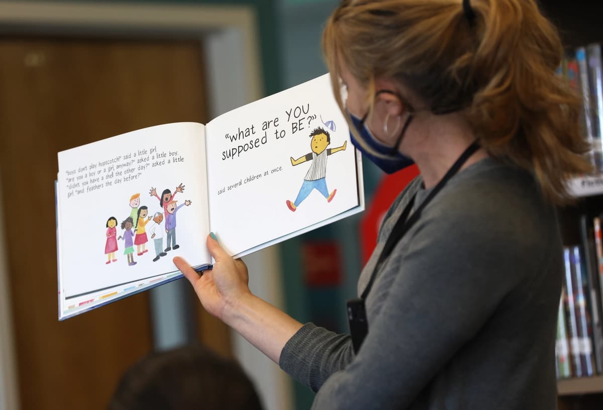 Una asesora de lectura lee un fragmento del libro "De las estrellas en el cielo a los peces en el mar" a los alumnos de la escuela primaria Nystrom en Richmond, California, el 17 de mayo de 2022. (Justin Sullivan/Getty Images).