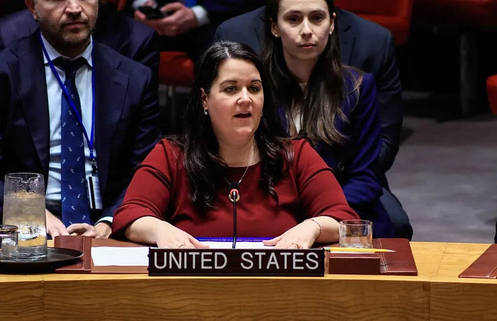 La embajadora adjunta de EE. UU., Jennifer Locetta, habla tras una votación del Consejo de Seguridad en la sede de la ONU en Nueva York el 19 de diciembre de 2025. (Foto de Kena Betancur/AFP vía Getty Images)