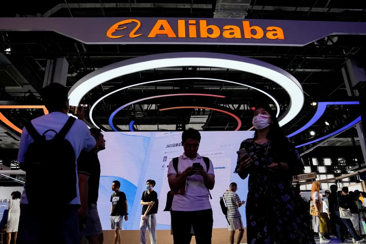 Se ve el letrero del Grupo Alibaba en la Conferencia Mundial sobre Inteligencia Artificial (WAIC) celebrada en Shanghái, China, el 6 de julio de 2023. (Aly Song/Reuters).