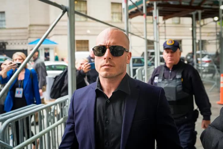 Gannon Ken Van Dyke sale de un edificio de la corte federal en Nueva York el 28 de abril de 2026. Se acusa al exsoldado de operaciones especiales de haber utilizado información privilegiada para realizar lucrativas apuestas en Polymarket sobre la captura del líder venezolano Nicolás Maduro. (Ryan Murphy/AP Photo)