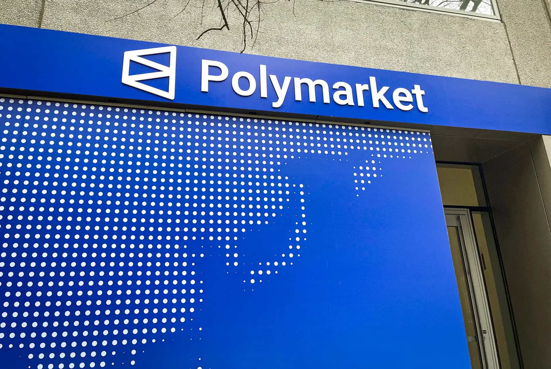El logotipo de la plataforma de mercados de predicción Polymarket se exhibe fuera de una sede de Polymarket en Washington el 20 de marzo de 2026. (Théo Marie-Courtois/AFP vía Getty Images)