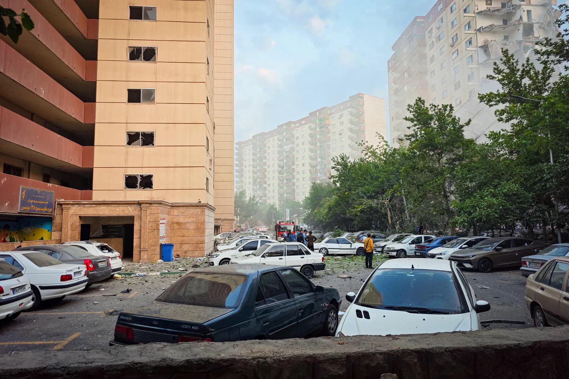 Edificios residenciales en la plaza Nobonyad muestran los daños sufridos por los ataques aéreos israelíes en Teherán, Irán, el 13 de junio de 2025. En marzo de 2026, las autoridades israelíes presentaron cargos contra un mayor de la reserva de la Fuerza Aérea de Israel por presuntamente haber realizado predicciones en Polymarket sobre las operaciones israelíes contra Irán en junio de 2025. (Majid Saeedi/Getty Images)