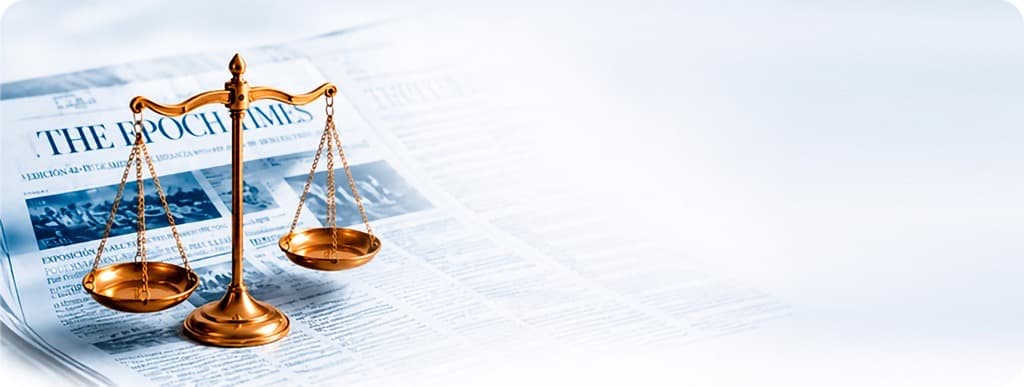 Balanza de la justicia sobre periódico The Epoch Times