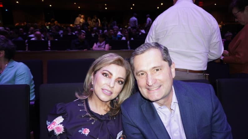 El Sr. Martín Mauricio Cuburu Bidault, consultor de negocios, en compañía de su esposa Ina María Quiñones Gutierrez asisten al espectáculo de Shen Yun Performing Arts en el Conjunto Santander de Artes Escénicas en Guadalajara, México, el 8 de mayo de 2024. (Sonia Wu/The Epoch Times)