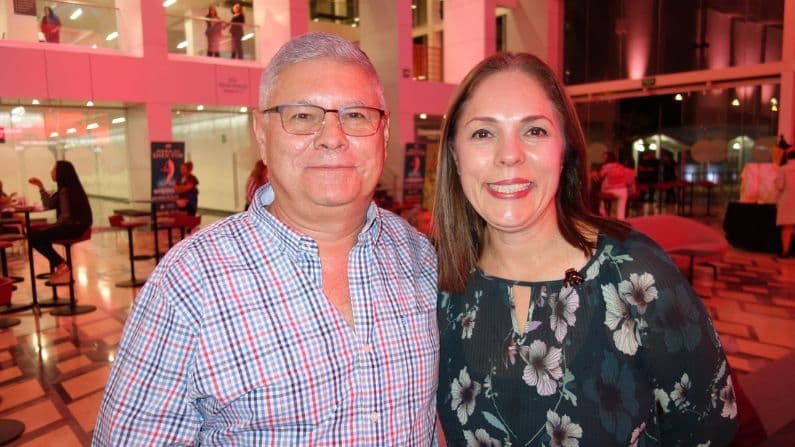 Los empresarios Alberto Arellano, Ingeniero industrial con su esposa, la gerente Ivette Ruelas, vieron el espectáculo de Shen Yun 2024 el 8 de mayo en el Conjunto Santander de Artes Escénicas de la Universidad de Guadalajara, Jalisco, México. (Lily Yu/The Epoch Times)