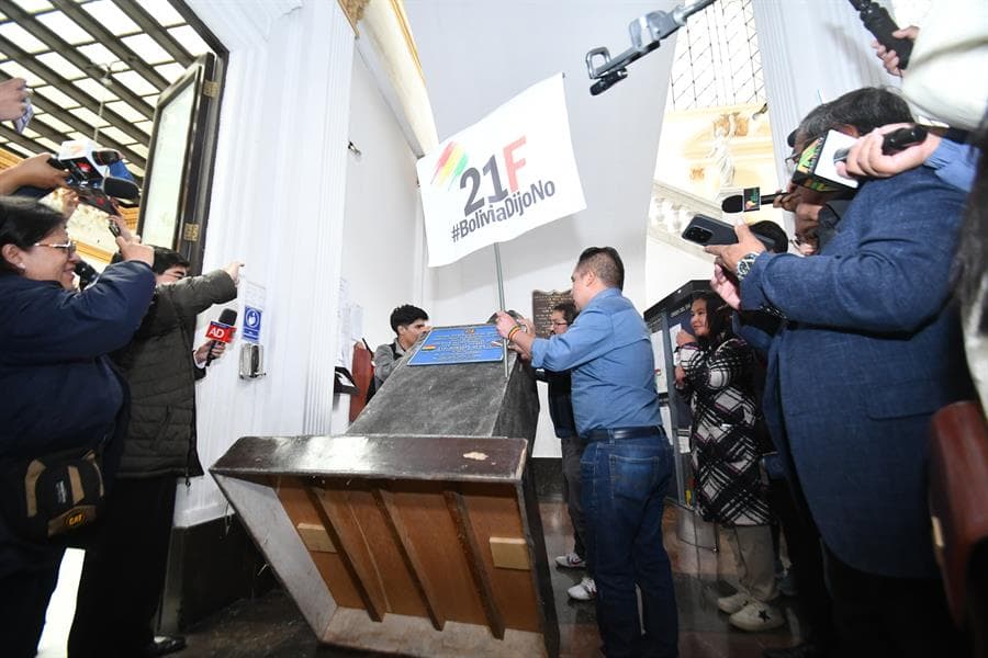 Tumban estatua de Morales tras 9 años de referéndum que le negó reelección
