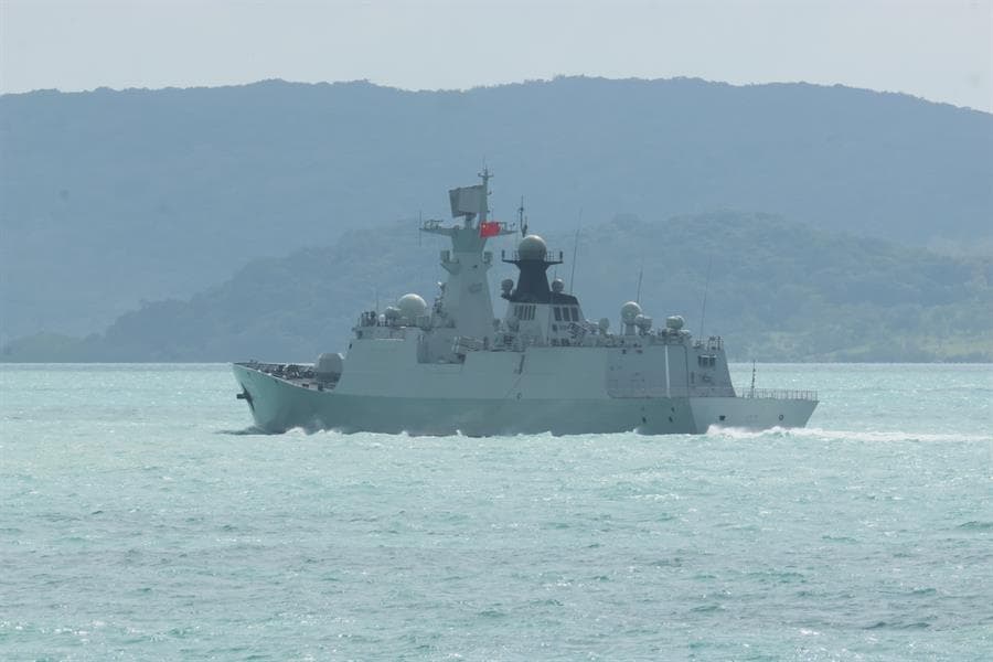 Fotografía de archivo, tomada el 19/02/2025, que muestra a una embarcación china en aguas cercanas a Australia. EFE/ Fuerza de Defensa de Australia