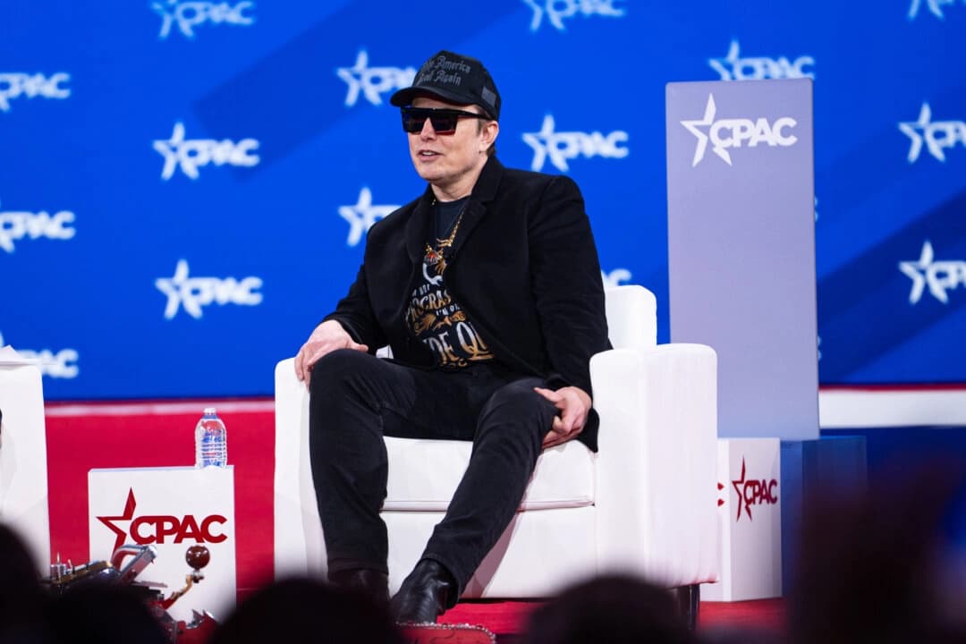 El asesor del presidente Donald Trump que supervisa DOGE, Elon Musk, habla en CPAC en Oxon Hill, Maryland, el 20 de febrero de 2025. (Madalina Vasiliu/The Epoch Times)