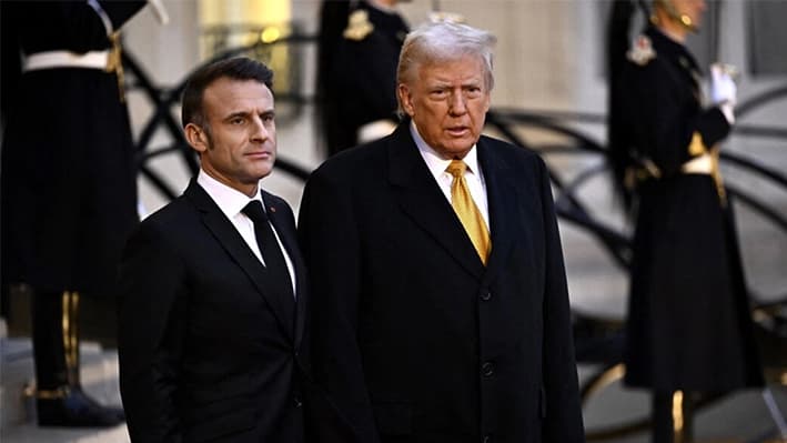 El presidente francés, Emmanuel Macron, da la bienvenida al presidente electo de Estados Unidos, Donald Trump, antes de una reunión en el Palacio del Elíseo en París el 7 de diciembre de 2024. (Julien de Rose/AFP a través de Getty Images)