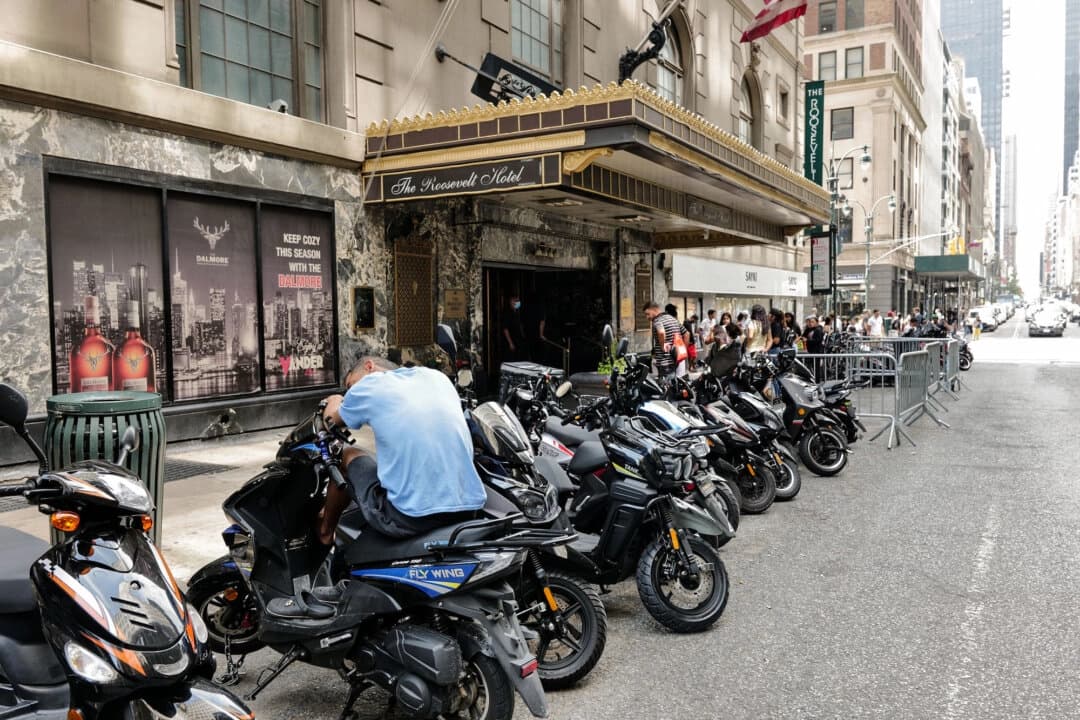 Inmigrantes ilegales recién llegados se reúnen frente al Hotel Roosevelt en Nueva York el 14 de agosto de 2023. Spencer Platt/Getty Images