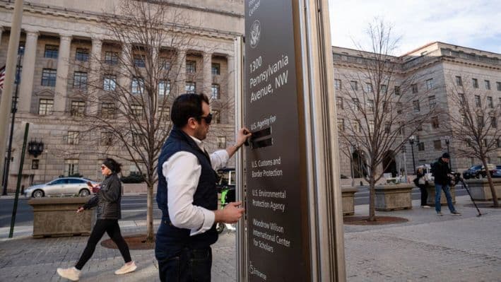 Juez da 2 días a la administración Trump para descongelar fondos de ayuda exterior