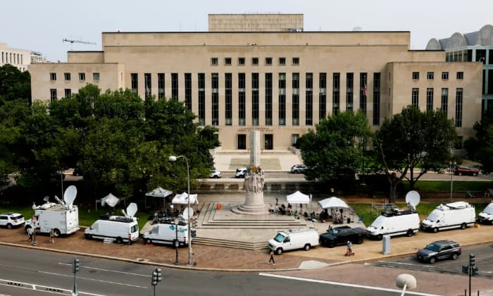 Carpas de medios de comunicación y camiones satélite de televisión aparcados en el exterior de la Corte de Distrito de EE. UU. E. Barrett Prettyman en Washington, D.C., el 1 de agosto de 2023. (Anna Moneymaker/Getty Images)