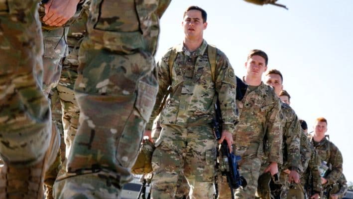 Paracaidistas del ejército de EE. UU. asignados al Equipo de Combate de la 1.ª Brigada, 82.ª División Aerotransportada abordan un avión con destino al área de operaciones del Comando Central de EE. UU. desde Fort Bragg, Carolina del Norte, el 5 de enero de 2020. (Ejército de EE. UU./Spc. Hubert Delany III/Folleto a través de Reuters)