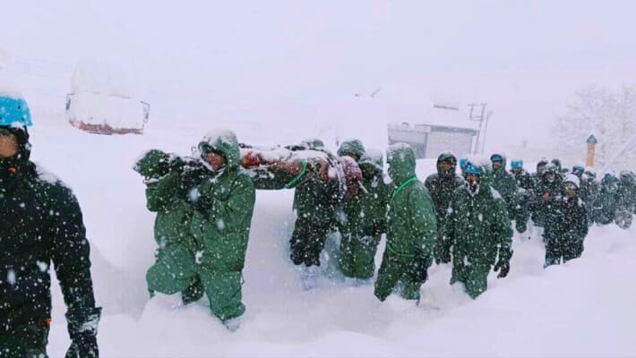 Al menos 25 trabajadores quedan atrapados por una avalancha en la India