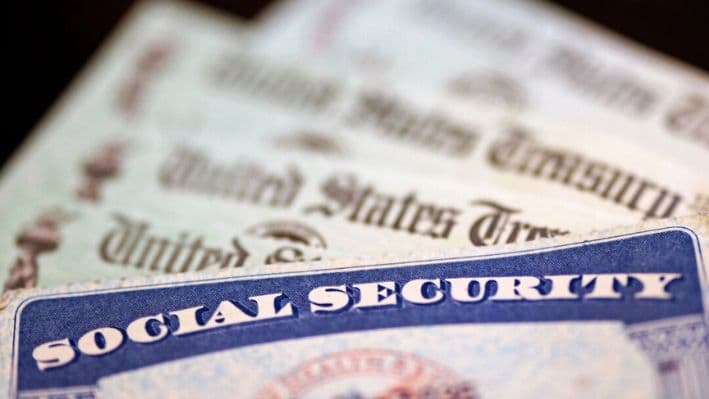 Una tarjeta de Seguridad Social junto a cheques del Tesoro de Estados Unidos en Washington el 14 de octubre de 2021. (Kevin Dietsch/Getty Images)