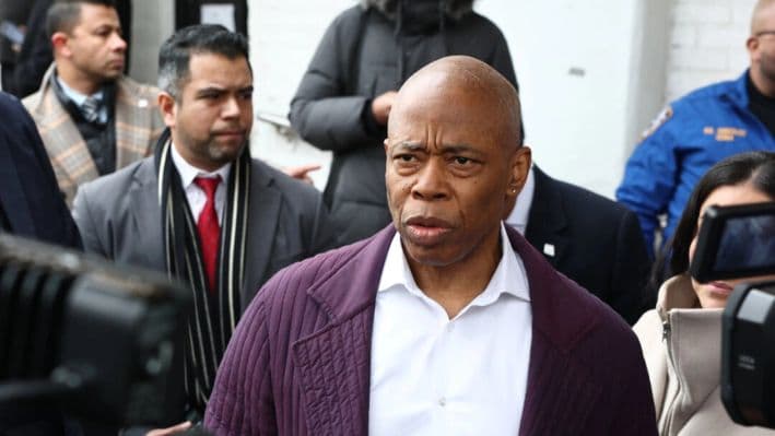 Juez ordena a funcionarios y Eric Adams comparecer ante corte mientras buscan desestimación de cargos