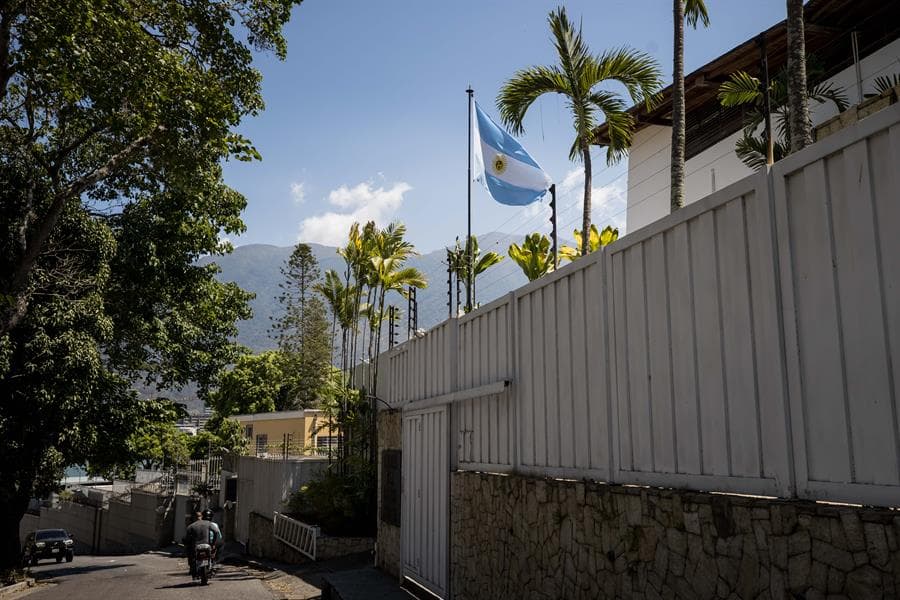 Oposición advierte de colapso de planta eléctrica en Embajada de Argentina en Caracas