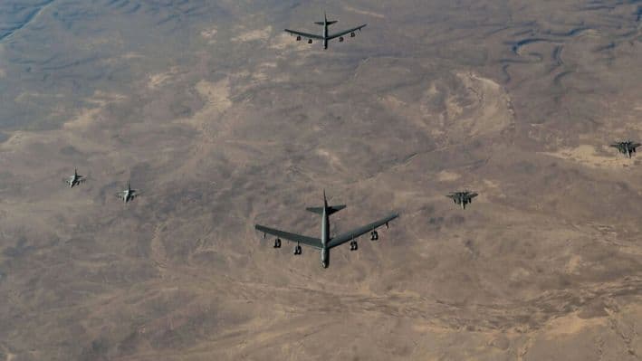 Bombarderos B-52 sobrevuelan ahora Irán, dice alto mando militar