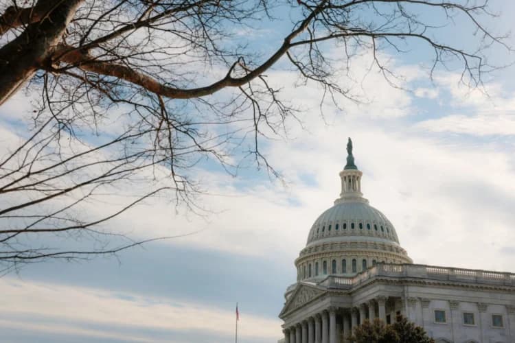 Trump dice que el gobierno federal debería tomar control de Washington D.C.