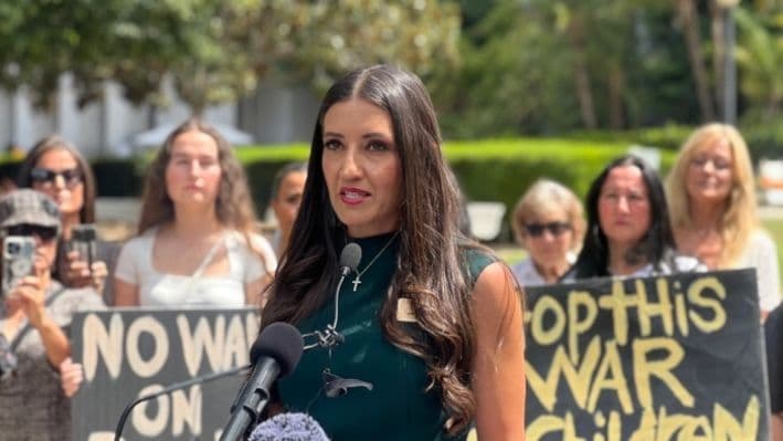 Batalla legal termina en distrito escolar de California y mantiene la notificación a padres