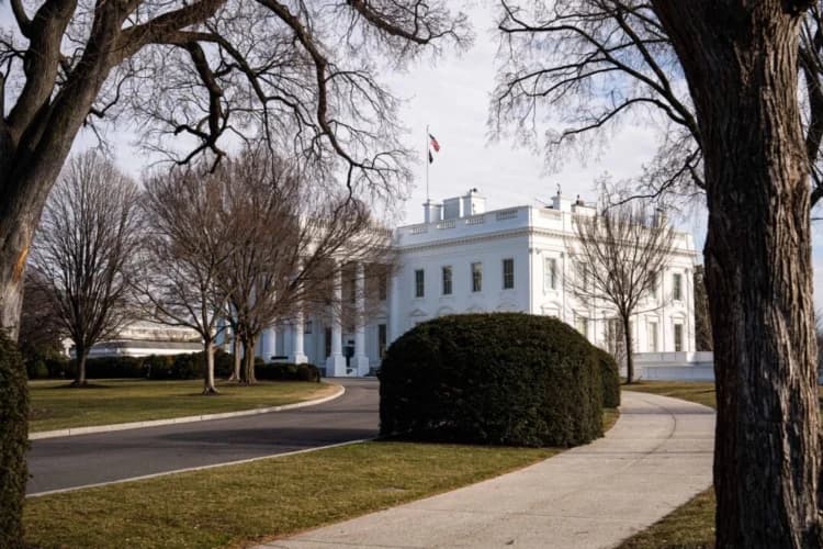 Juez mantiene la suspensión en el caso del congelamiento de gastos de Trump