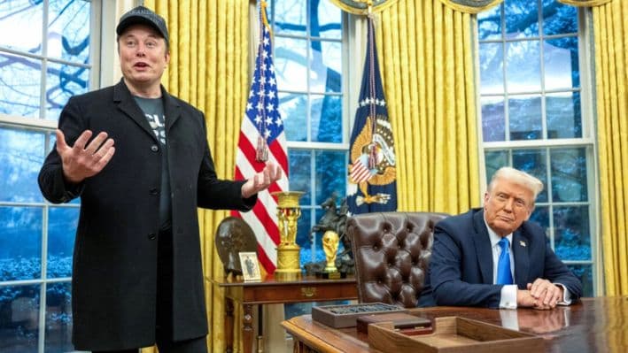 Elon Musk (Izq.) habla mientras el presidente Donald Trump observa en la Oficina Oval de la Casa Blanca, el 11 de febrero de 2025. (Jim Watson/AFP vía Getty Images)