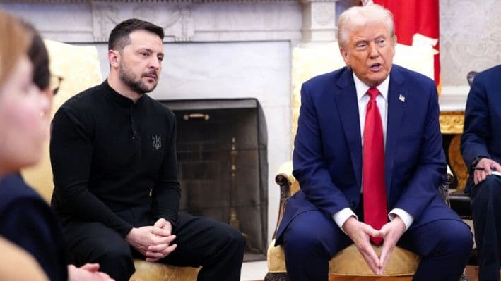 El presidente Donald Trump con el presidente ucraniano Volodímir Zelenski en la Oficina Oval de la Casa Blanca, el 28 de febrero de 2025. (Andrew Harnik/Getty Images)