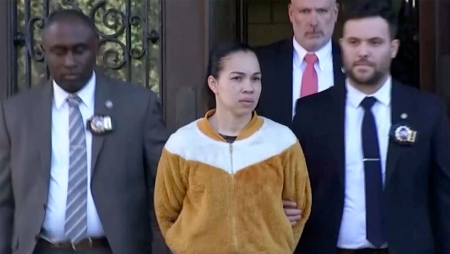 Grei Mendez (C) es escoltado por personal de las fuerzas del orden desde una comisaría de Nueva York el 19 de septiembre de 2023, en una imagen de video. (WABC-TV vía AP).
