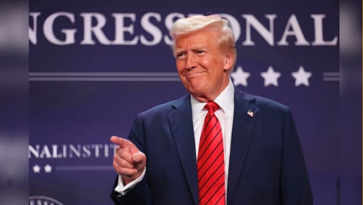 El presidente Donald Trump saluda a la multitud antes de dirigirse a la Conferencia Republicana de Asuntos Públicos de 2025 en el Trump National Doral Miami en Doral, Florida, el 27 de enero de 2025. (Joe Raedle/Getty Images)