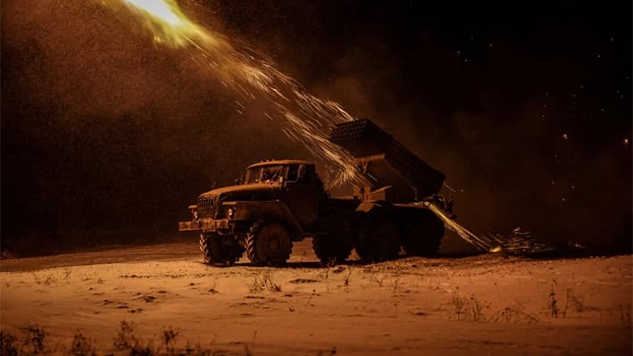 Militares de la 24ª Brigada Mecanizada de las Fuerzas Armadas de Ucrania disparan un sistema de lanzamiento múltiple de cohetes BM-21 Grad cerca de la ciudad de Chasiv Yar en la región de Donetsk, Ucrania, el 23 de febrero de 2025. (Oleg Petrasiuk/Handout via Reuters)