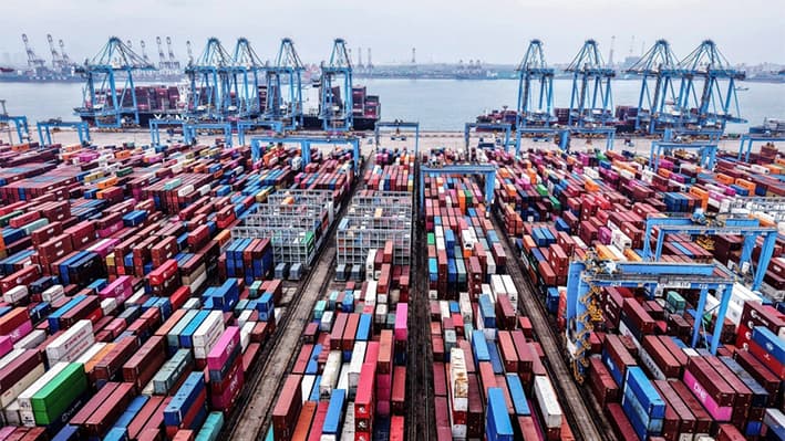Contenedores en el puerto de Qingdao, provincia china de Shandong, el 4 de marzo de 2025. (-/AFP vía Getty Images)