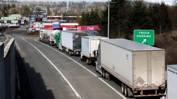 Una fila de camiones que viajan hacia Canadá en el cruce fronterizo entre Estados Unidos y Canadá de la Pacific Highway en Blaine, Washington, el 5 de marzo de 2025. (Jason Redmond/AFP vía Getty Images)