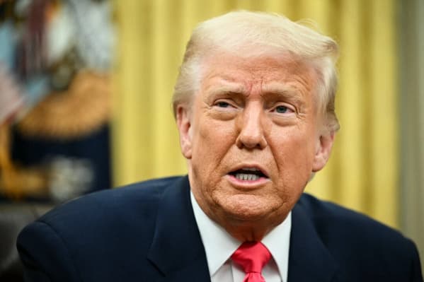 El presidente Donald Trump habla mientras se prepara para firmar órdenes ejecutivas en el Despacho Oval de la Casa Blanca en Washington, el 6 de marzo de 2025. (Mandel Ngan/AFP a través de Getty Images)
