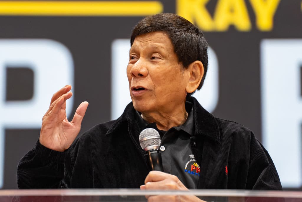 El expresidente filipino Rodrigo Duterte pronuncia un discurso durante un mitin de campaña en el Estadio Southorn el 9 de marzo de 2025 en Hong Kong, China. (Anthony Kwan/Getty Images)
