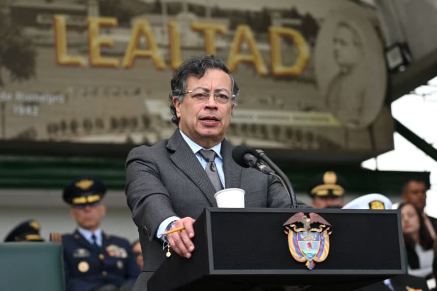 El presidente de Colombia, Gustavo Petro, pronuncia un discurso ante el nuevo ministro de Defensa, el general Pedro Sánchez (fuera de cuadro), durante una ceremonia de reconocimiento de tropas en la Escuela Militar de Cadetes José María Córdova en Bogotá, el 11 de marzo de 2025. (Raul Arboleda/AFP vía Getty Images)