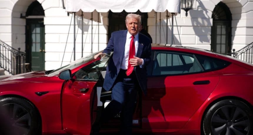 Trump: los que vandalizan concesionarios Tesla serían etiquetados como terroristas domésticos