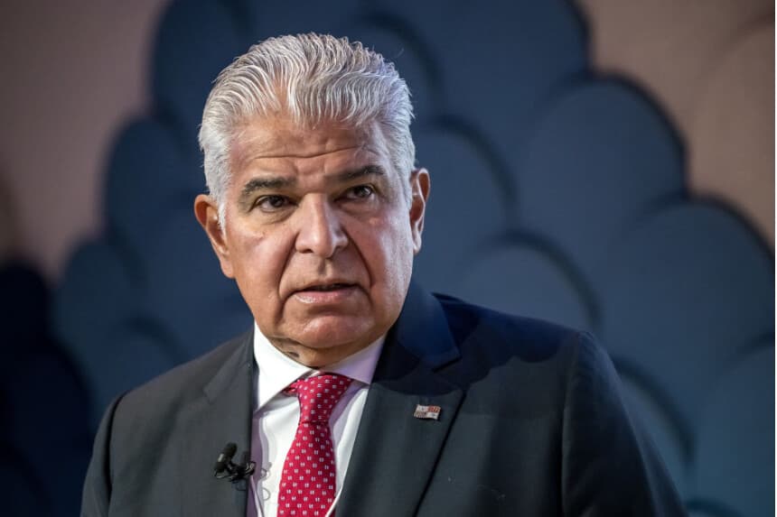 El presidente de Panamá, José Raúl Mulino, observa durante la reunión anual del Foro Económico Mundial (FEM) en Davos el 22 de enero de 2025. (Fabrice Coffrini/AFP vía Getty Images)