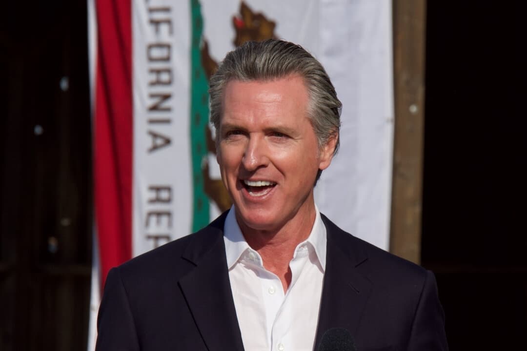 El gobernador de California, Gavin Newsom, habla en los Ranchos Davis en Colusa, California, el 10 de diciembre de 2024. (Travis Gillmore/The Epoch Times)