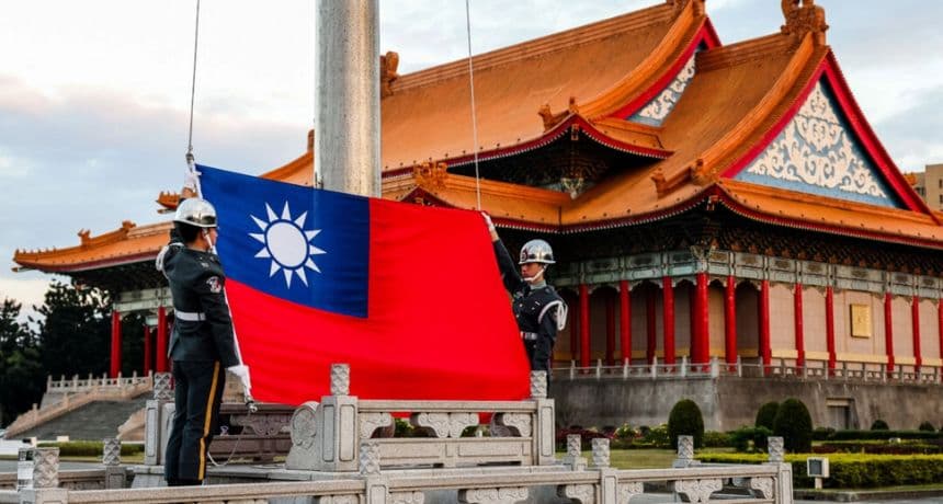 Los guardias izan la bandera nacional de Taiwán en el Bulevar de la Democracia en el Salón Conmemorativo de Chiang Kai-shek en Taipéi, el 29 de noviembre de 2024. (I-hwa Cheng/AFP vía Getty Images)