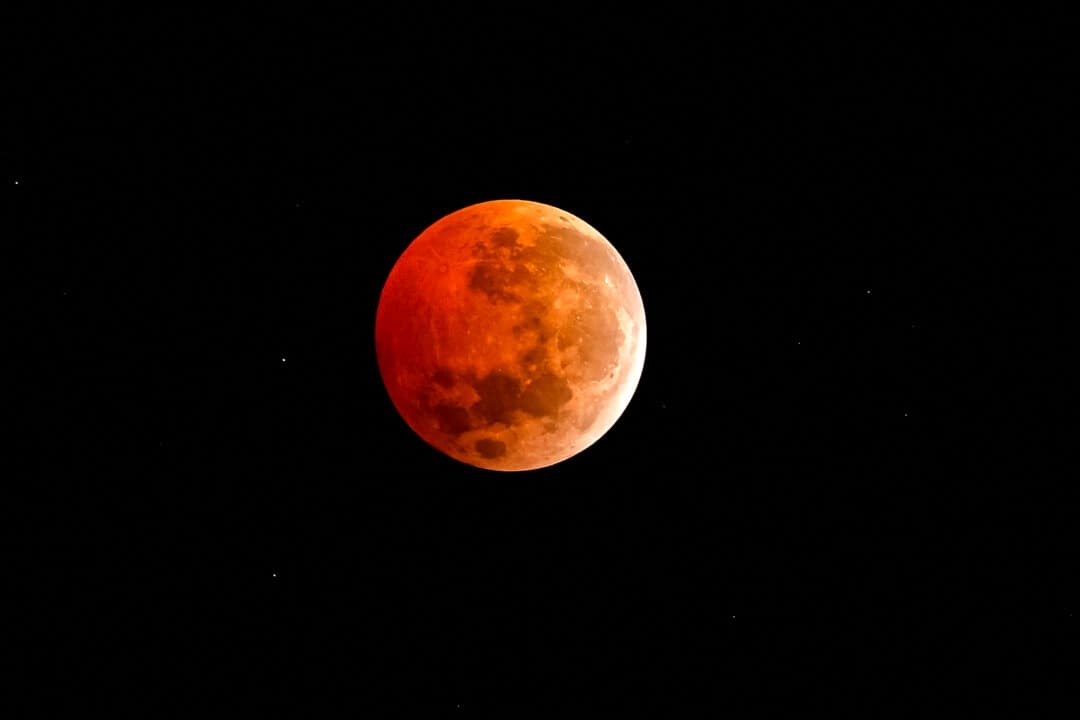En fotos: El eclipse total de "Luna de sangre" de marzo ilumina el cielo