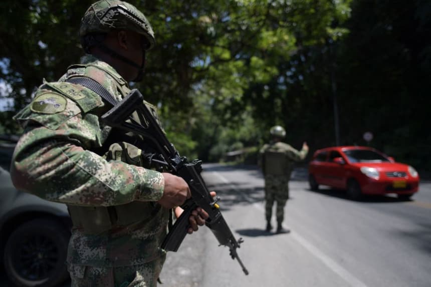 Un soldado muerto y siete heridos dejan combates con disidencias en Colombia