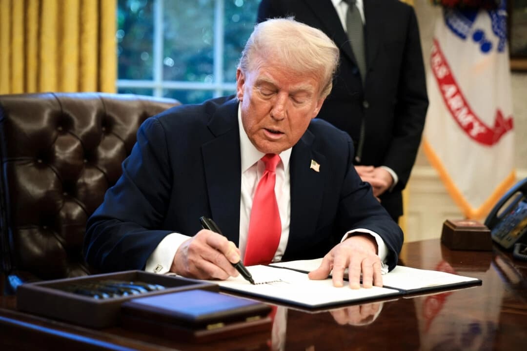 El presidente Donald Trump firma una orden ejecutiva en el Despacho Oval de la Casa Blanca en Washington el 25 de febrero de 2025. (Alex Wong/Getty Images)