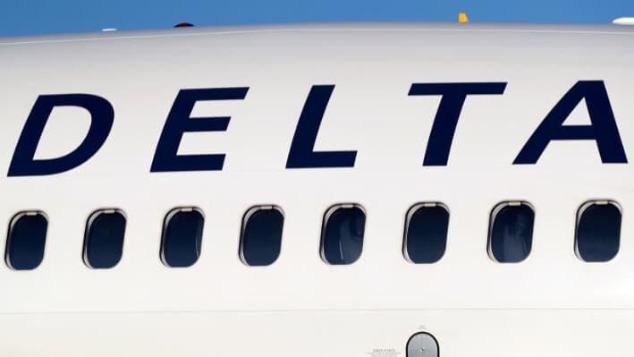 El logotipo de la empresa adorna el lateral de un avión de Delta Air Lines en el Aeropuerto Internacional de Denver, el 26 de junio de 2019. (David Zalubowski/AP Photo).